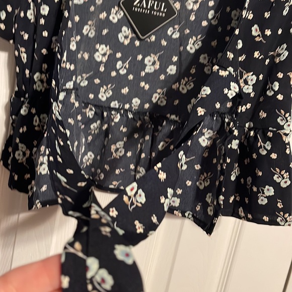 NWT Zaful short sleeve wrap shirt with tie size small - Picture 8 of 9